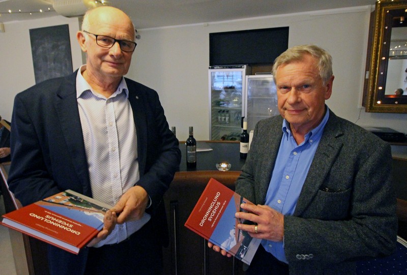 Formand for sygehusets Støtteforening, bogtrykker Frits Danielsen, og bogens forfatter, Flemming Retbøll, med den nye bog.Frits