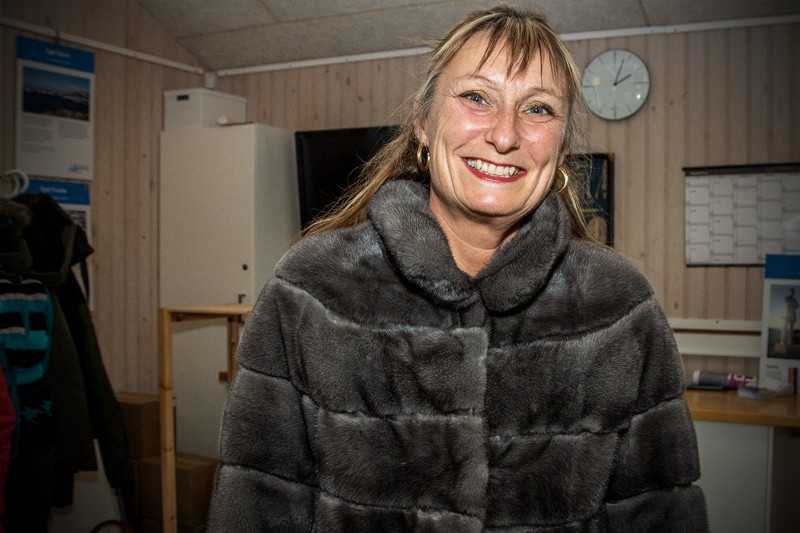 Formanden for Jammerbugt kommunes Kultur-, Fritids- og Landdistriktudvalg, Helle Bak Andreasen, benyttede meget passende udgivelsen af den nye bog om minkavlen på Gjøl til at lufte sin minkpels.