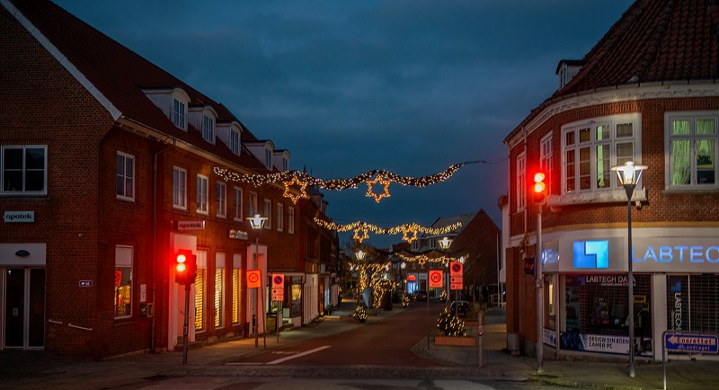 Søndag blev juleudsmykningen tændt i hovedgaden i Løgstør