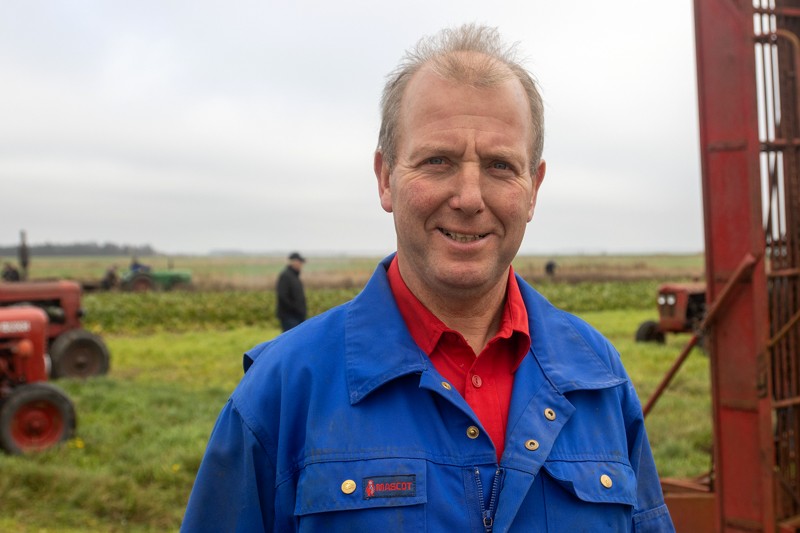 Gert Nielsen på Øland fik roerne taget op helt gratis af Han Herred Traktorlaug.