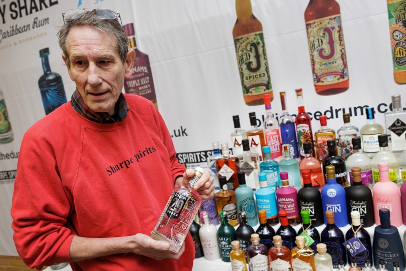 Nick Sharpe har lavet en udstilling af alle de spiritusmærker, han importerer. Hverken han eller hans kone drikker meget. - Hun kan godt lide vin, men får lidt hjertebanken, og jeg får hovedpine efter et glas vin, faktisk skal jeg bare dufte til en champagneprop, så falder jeg i søvn. Men en gin og tonic på terrassen i sommer, eller en kold øl på ferie kan vi begge klare, fortæller Nick Sharpe.