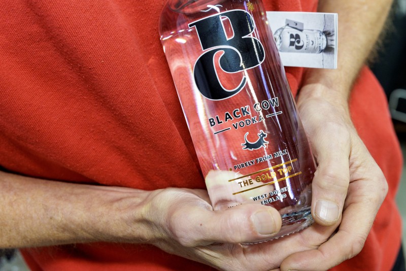 Black Cow vodka er lavet af mælk fra køer, der græsser i det sydlige England. - Bag al god spiritus ligger der en god råvare, siger Nick Sharpe.