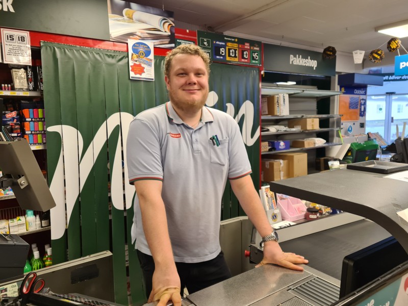 Hos Din Købmand i Agger er Tim Lybæk Vestergaard lige nu taknemmelig for, at butikken fik installeret solceller tidligere i år - det er nemlig med til at bløde gevaldigt op på el-regningen.