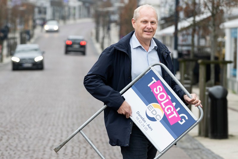 Selv om der sælges færre huse i øjeblikket, så kommer flere henvendelser af dem man får fra boligkøbere i nord og øst end der plejer, oplever Johnny Svendsen, partner i EDC Danebo Aars.
