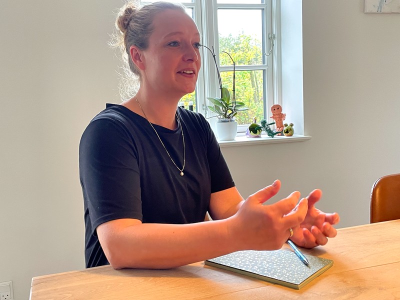 ”Det er vigtigt at forfølge sine drømme og arbejde med det, man virkelig brænder for. Så jeg har nu taget min egen medicin, og er gået på fuld tid med min virksomhed”, fortæller Caroline Høeg Laugesen.