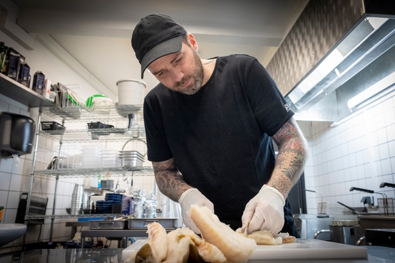 Esja Bistro har fish & chips, fiskeburgere og andre fiskeretter på menuen, og råvarerne er fanget i havet omkring Island.