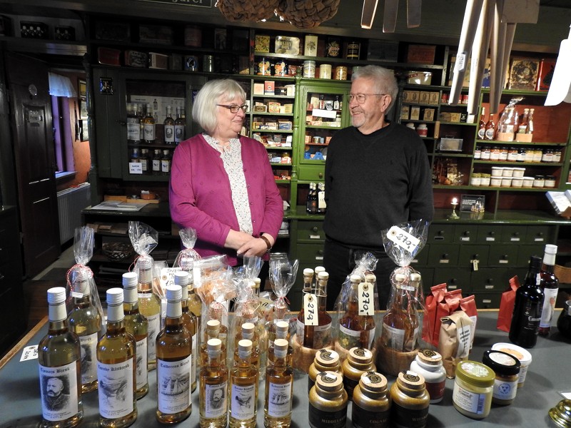Næstformand Lisbeth Ottosen og formand Knud Nielsen viser her Julebjesken, som kan smages på julemarkedet 26. og 27. november.