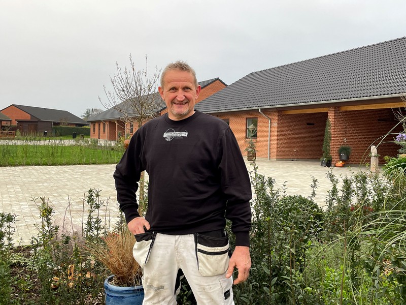 "Jeg er meget glad for husene, og jeg fornemmer også, at de seks købere allerede har fået skabt et superhyggeligt miljø og har det rart sammen. De har også fået anlagt nogle flotte haver, så det hele er blevet rigtigt indbydende", lyder det fra Finn Sørensen.