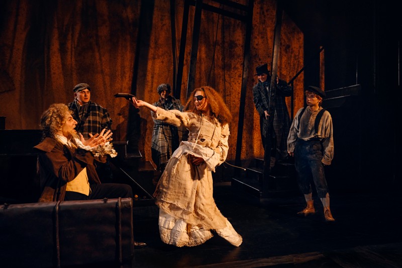 Et bredt udvalg af skuespillerne på Aalborg Teater synger og spiller familiemusicalen Oliver Twist frem til 22. december.
