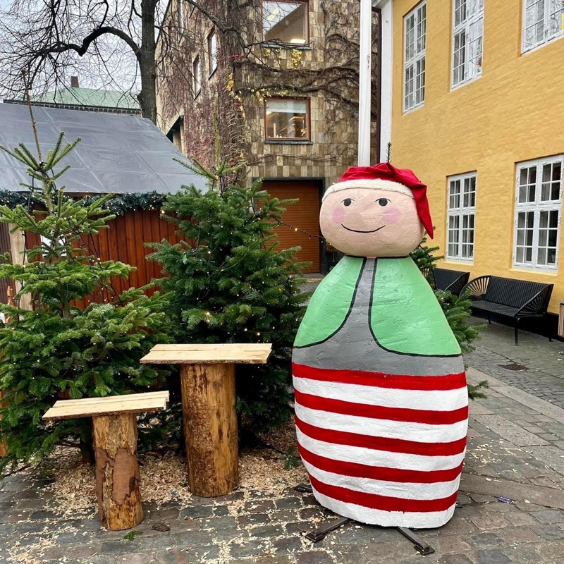 Juledekorationerne, der er stillet op rundt omkring på julemarkedet, er fremstillet af genbrugsmaterialer såsom flamingo.