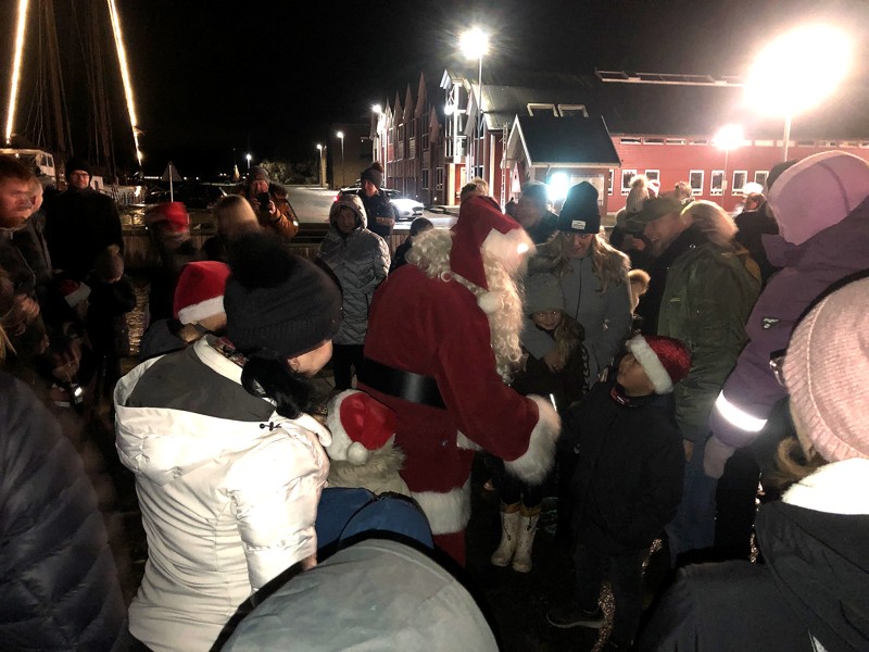 Julemanden ankommer på havnen i Hadsund, hvor børn byder ham velkommen.