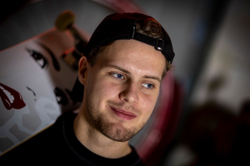 Elias Mølbak stiftede sit eget bæredygtige tøjmærke Quala i 2018. Dengang gik han i 2.g.