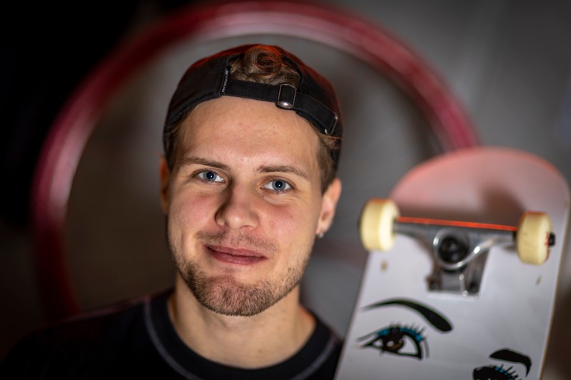 Elias Mølbæk stiftede Quala, fordi han ikke kunne finde genbrugstøj, han selv ville gå i.
