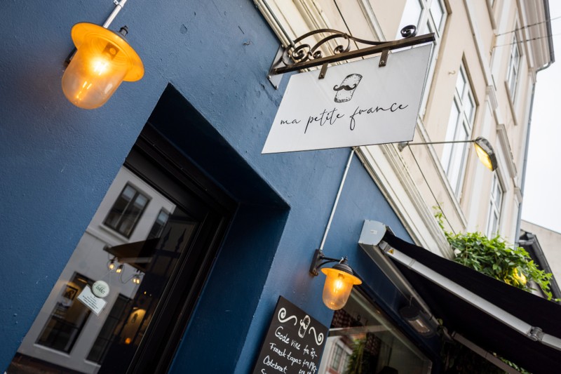 Selvom den franske vinbar i Nørregade er til salg, kan du stadig booke bord, siger indehaver.