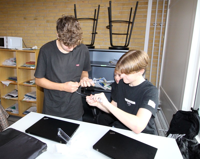 Patrick og Mikkel, 8b, er her i gang med et forsøg med hydraulik som led i opgaven.
