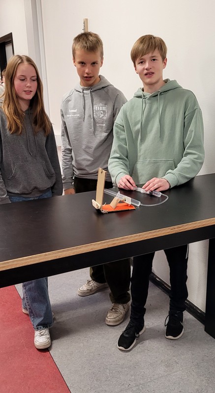 Caroline Rahbek Simonsen, Sebastian Rydborg Luther og Magnus Niebuhr Tengstedt, alle 8.c, med deres bud på en prototype.