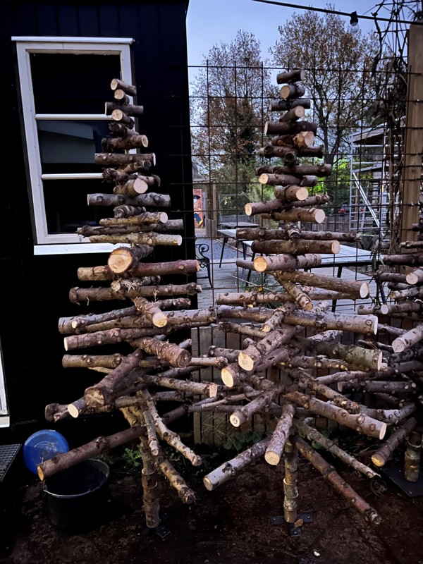 Juletræerne på Gabels Torv er bygget af stammerne fra sidste års indsamlede juletræer.