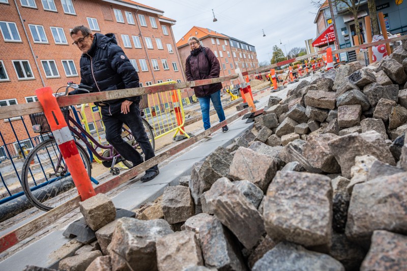 Det har de seneste uger været nødvendigt at tage lørdag i brug for blandt andet at få lagt de mange sten.