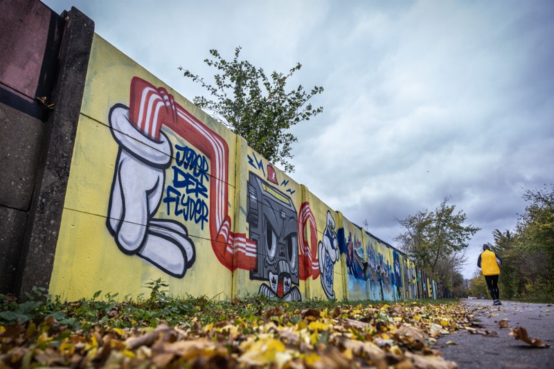 Både unge og ældre graffitikunstnere har de seneste dage haft travlt med at sætte farver på det nye gadegalleri.