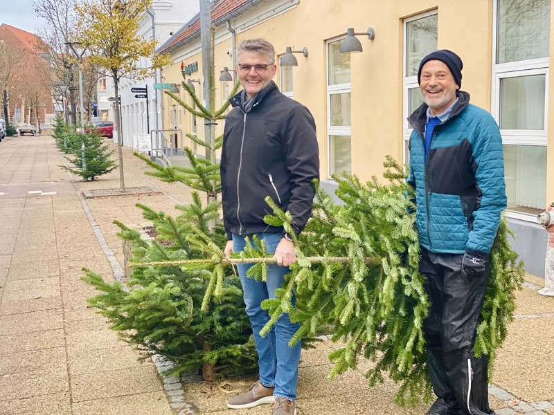 Kim Jørgensen og Jan Lunde har været ude at sætte juletræer op i Brønderslev by.