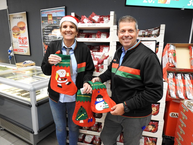 Her står Pia og Rene Ejstrup Larsen med en julesok, som man kan få fyldt julegodter i.