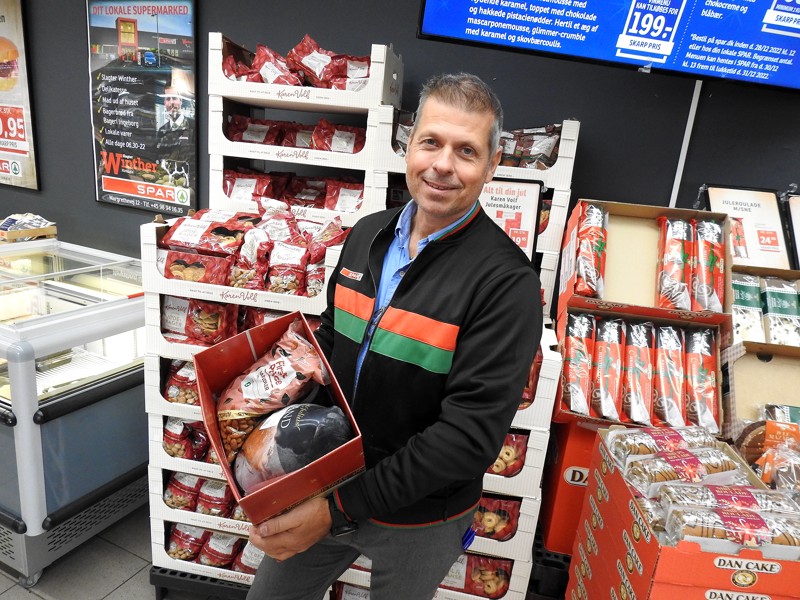 Her står Rene Ejstrup Larsen med en julegavekasse med varer i, som man kan søge om at få.