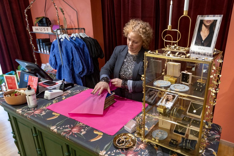 Udover tøj og tasker kan man også finde lækre sager som smykker, strømper og ikke mindst neglelak til at fuldende sine looks i "Klæd dig". Forhænget bag disken deler det store butikslokale op i to - og på den anden side drømmer Anette Vildal om på sigt at indrette enten herretøjs-, børnetøjs- eller interiørafdeling.