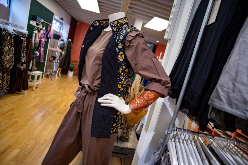 Der er skruet godt op for farver og mønstre på både interiør og tøj i Anette Vildals nye butik "Klæd dig" i Mariager. Men hun understreger, at der også er gode, tidløse basisvarer at finde på hylderne.