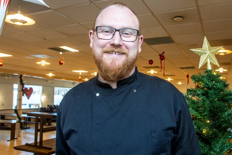 Steffen Kolmorgen er godt i gang med at gøre salen på Fjerritslev kro klar til fjerde juledag, hvor han genopliver det traditionelle julebal i Fjerritslev.