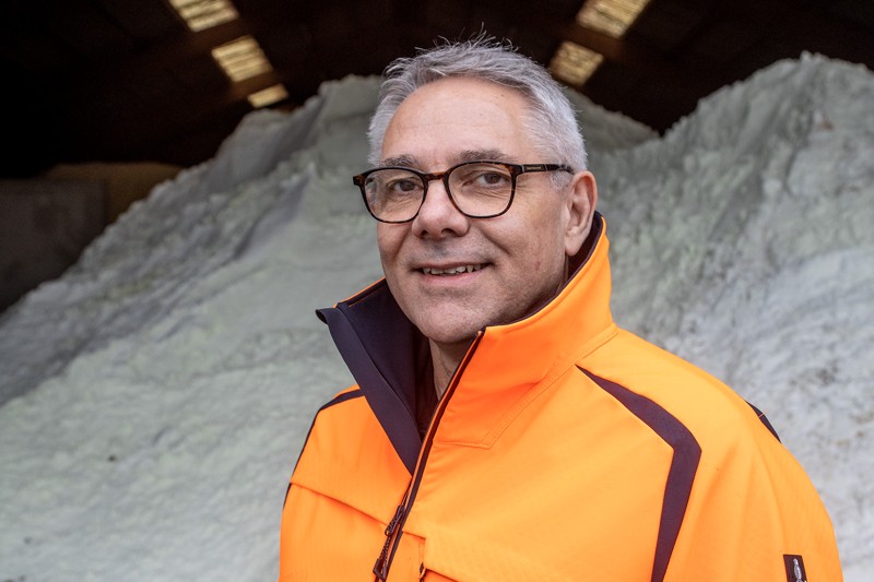 Jammerbugt kommunes vej- og parkchef Flemming Kjeldgaard Larsen har i sommerens løb fyldt salthallerne, så kommunen har cirka 2.000 tons salt på lager til den kommende vinter.