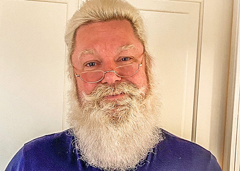 Selv om kommunen skærer ind til benet og dropper betalingen for julebelysningen, så lover formanden for Pandrup Kaas Handel & Erhverv, Henrik Larsen Kristiansen, masser af julestemning i gaderne.