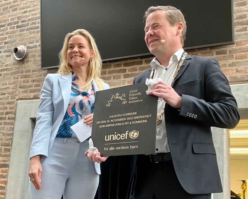 Susanne Dahl, generalsekretær for UNICEF Danmark, overrakte hædersplaketten til Aalborg-borgmester Thomas Kastrup-Larsen.