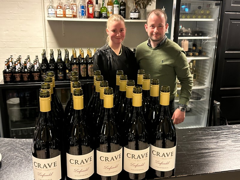 Astrid og Martin fra SPAR Blokhus havde travlt med at åbne de mere end 200 flasker vin til aftenens smagning.