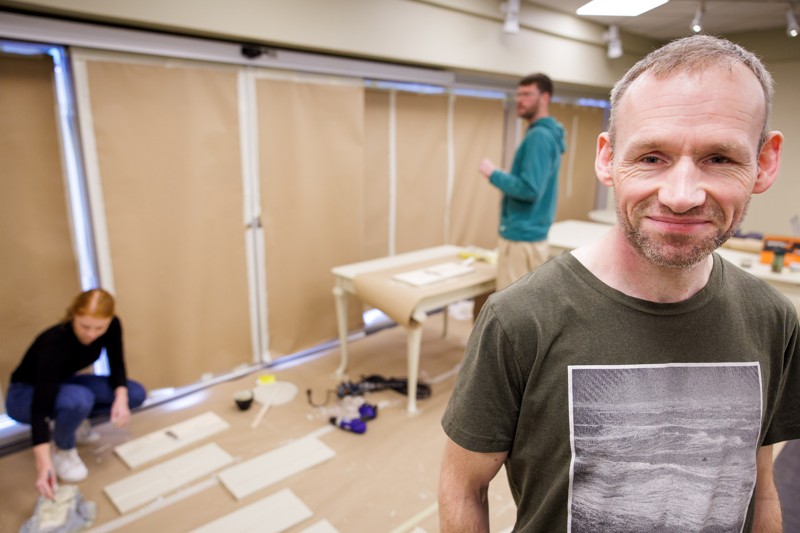 Mandag kan direktør Lars Riis (th) løfte sløret for, at Klitmøller-tøjmærket Elsk åbner deres helt egen pop-up butik i Thisted.