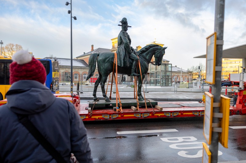 Christian den 9. fik en køretur i morgentrafikken. Statuen har været i depot i Nørresundby, mens John F. Kennedys Plads er blevet klar.