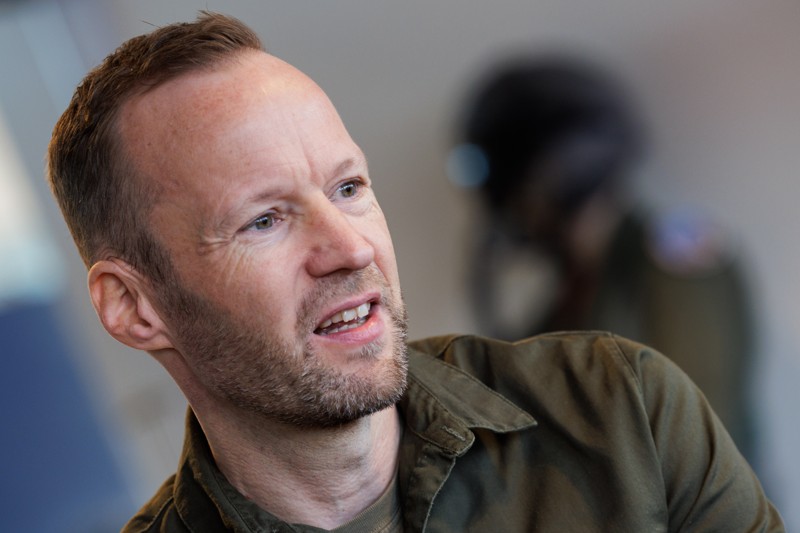 Tidligere pilot og indehaver af simulatoren, Henrik Andersen, guider test-piloterne hele vejen mod bombemål og i dog fights.