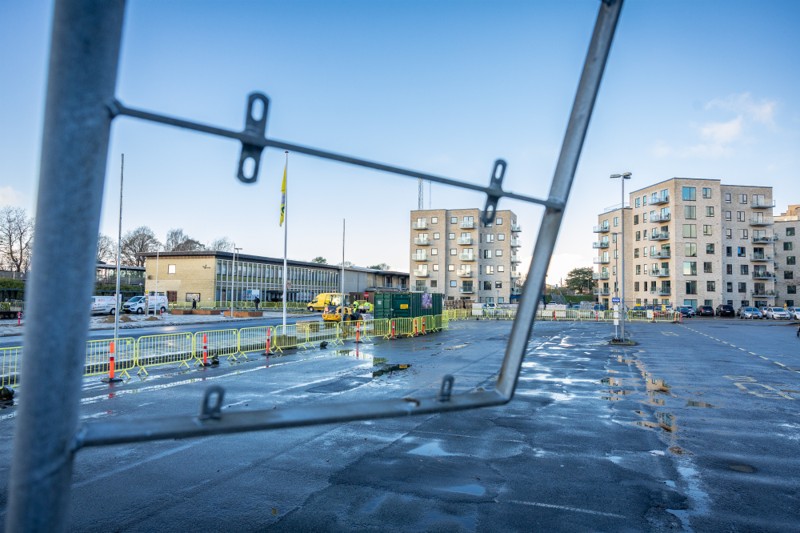 Byggeriet af en bus-ø på Banegårdspladsen er forsinket, men nu er der en ny slutdato på.