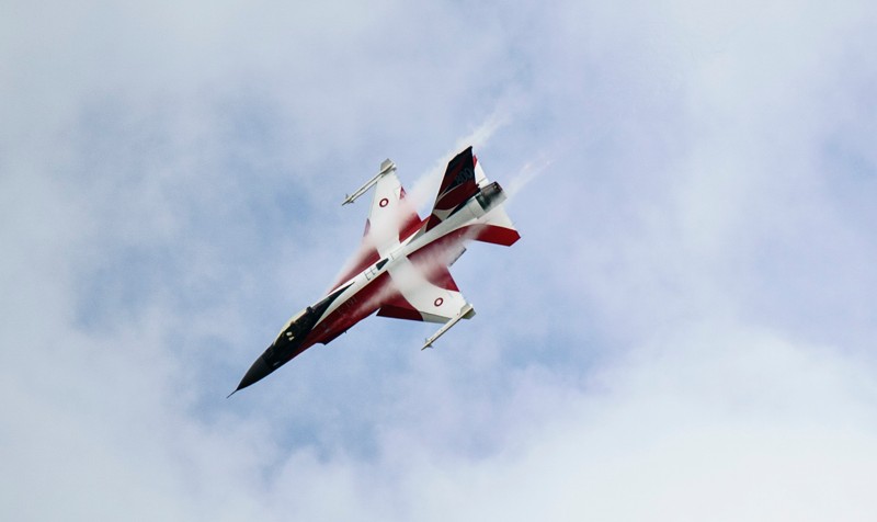 Et dannebrogsmalet F-16 fly fra Skrydstrup kommer tirsdag til at larme og begejstre i luftrummet over Aalborg. 