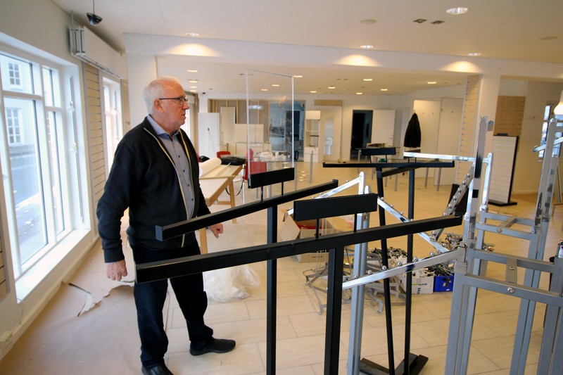 Formanden for Røde Kors, Hans Jørgen Dalum, i de nye lokaler i Dronninglund.