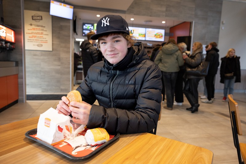 Burger King Frederikshavn gik konkurs i starten af oktober. Nu er den genåbnet med ny chef. Victor Thomsen var dagens første kunde på åbningsdagen.