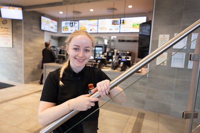 Burger King Frederikshavn er genåbnet med restaurantchef Linette Havsager ved roret. Hun var glad for at se, at der kom en masser kunder ind allerede fra åbningen klokken 10.