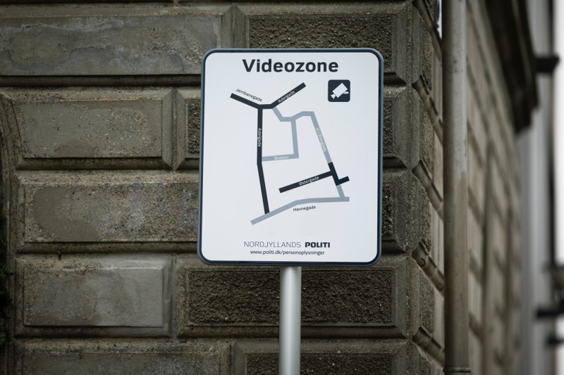 Politiet har taget et nyt redskab i brug. De er begyndt at videoovervåge borgerne i centrum af Hobro.