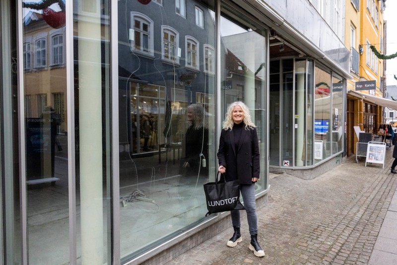 Det er her i den tidligere Normal, Karina Lundtoft snart laver udstilling i vinduerne ud mod Slotsgade.