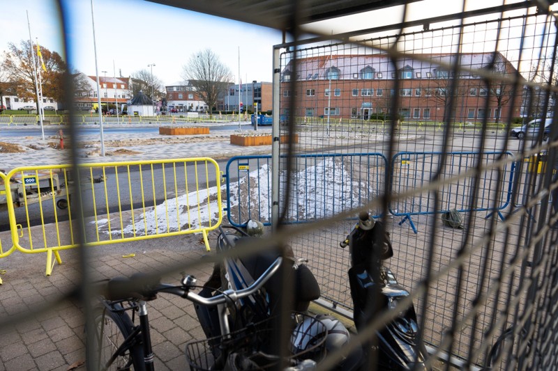 Byggeriet af en bus-ø på Banegårdspladsen er forsinket. Brønderslev 21. november 2022.
