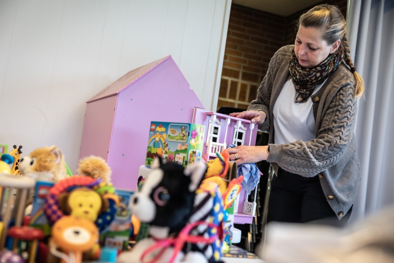 Merethe Kær Larsen har haft sin skolegang i Moseby. Hun søger donationer og medvirker på den måde til, at økonomisk trængte familier kan glæde deres børn med en julegave.
