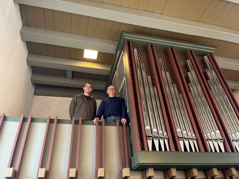 Orglet på pulpituret. Til venstre ses David Ribers, der er lærling hos orgelfirmaet Frobenius. Til højre ses Ole Høyer, chefintonatør.