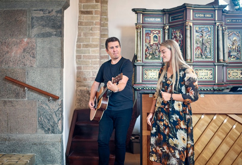 Amalie Thørholm medbringer sin musikalske partner gennem mere end 10 år, guitaristen Lasse Baggenæs.