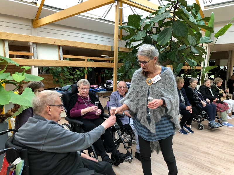 Der blev serveret bobler til tilskuerne før modeshowet på Havgården. Her er det Bente-Kirstine Aagaard der rækker glas frem.
