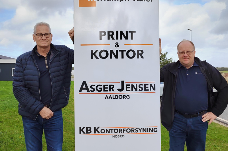 Kim Højlund (tv.) fortsætter i Print & Kontor ApS efter opkøbet af KB Kontorforsyning.
