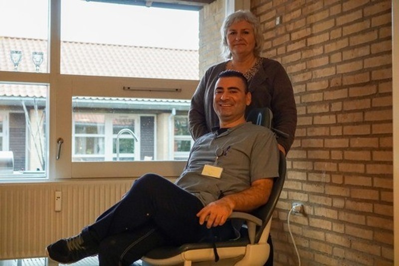 Til ære for fotografen giver plejecenterleder Dorthe Lynge Isaksen social- og sundhedsassistent Andy Nabiri en tur i Skovgårdens tandlægestol.